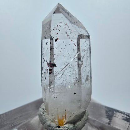 Quartz clair Harlequin Point Streep Mine, Goboboseb, Namibie 29 x 11 x 10 mm 