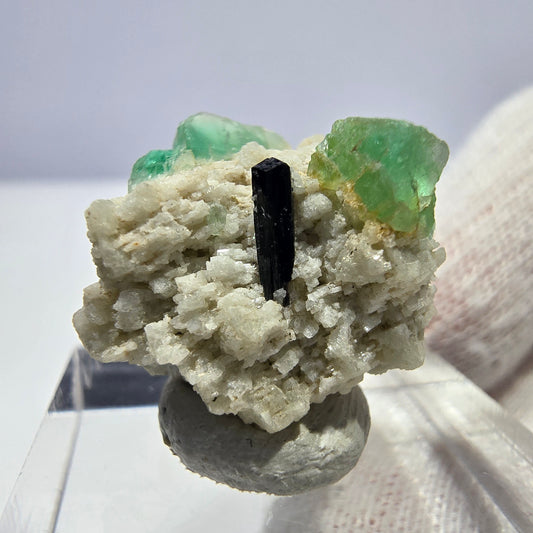 Spécimen de tourmaline Schorl et d'orthose cubique de fluorite fantôme, Erongo, Namibie, 20 x 17 x 16 mm 