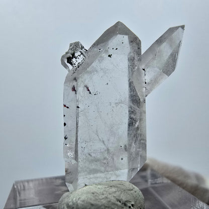Quartz hématite transparent à double pointe, mine Streep, Goboboseb, Namibie, 28 x 18 x 8 mm 
