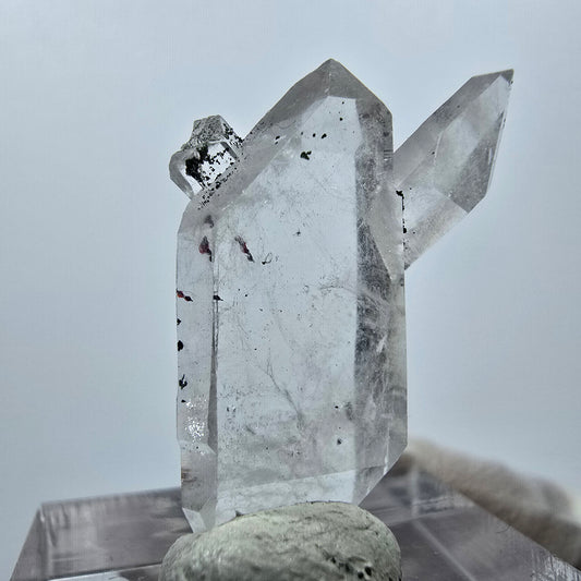 Quartz hématite transparent à double pointe, mine Streep, Goboboseb, Namibie, 28 x 18 x 8 mm 