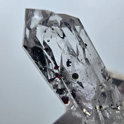 Quartz clair Harlequin Mine Point Streep, Goboboseb, Namibie 29 x 11 x 11 mm 