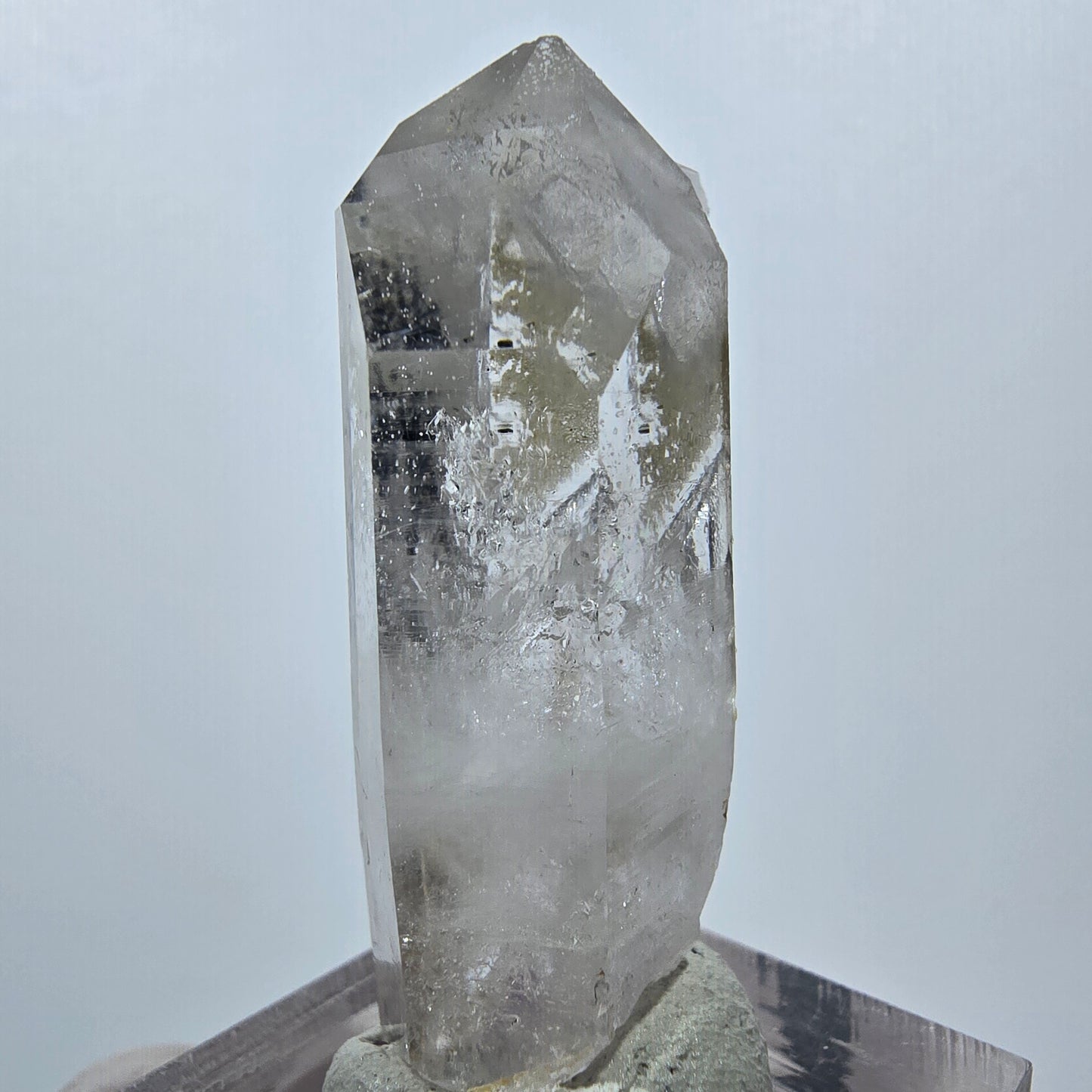 Quartz clair, préhnite, hématite, mine Point Streep, Goboboseb, Namibie, 43 x 21 x 13 mm 