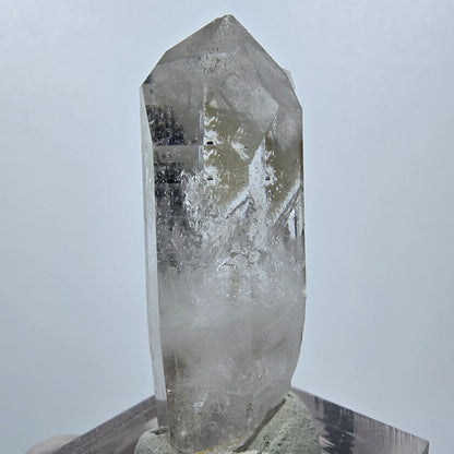 Quartz clair, préhnite, hématite, mine Point Streep, Goboboseb, Namibie, 43 x 21 x 13 mm 