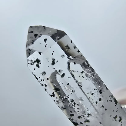 Quartz hématite transparent Point Streep Mine, Goboboseb, Namibie 34 x 9 x 9 mm 