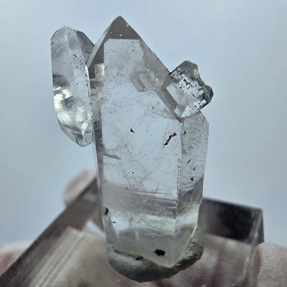 Quartz hématite transparent à double pointe, mine Streep, Goboboseb, Namibie, 28 x 18 x 8 mm 