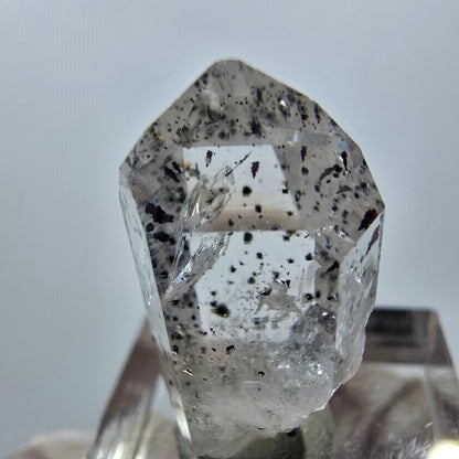 Quartz clair Harlequin Point Streep Mine, Goboboseb, Namibie 28 x 13 x 12 mm 