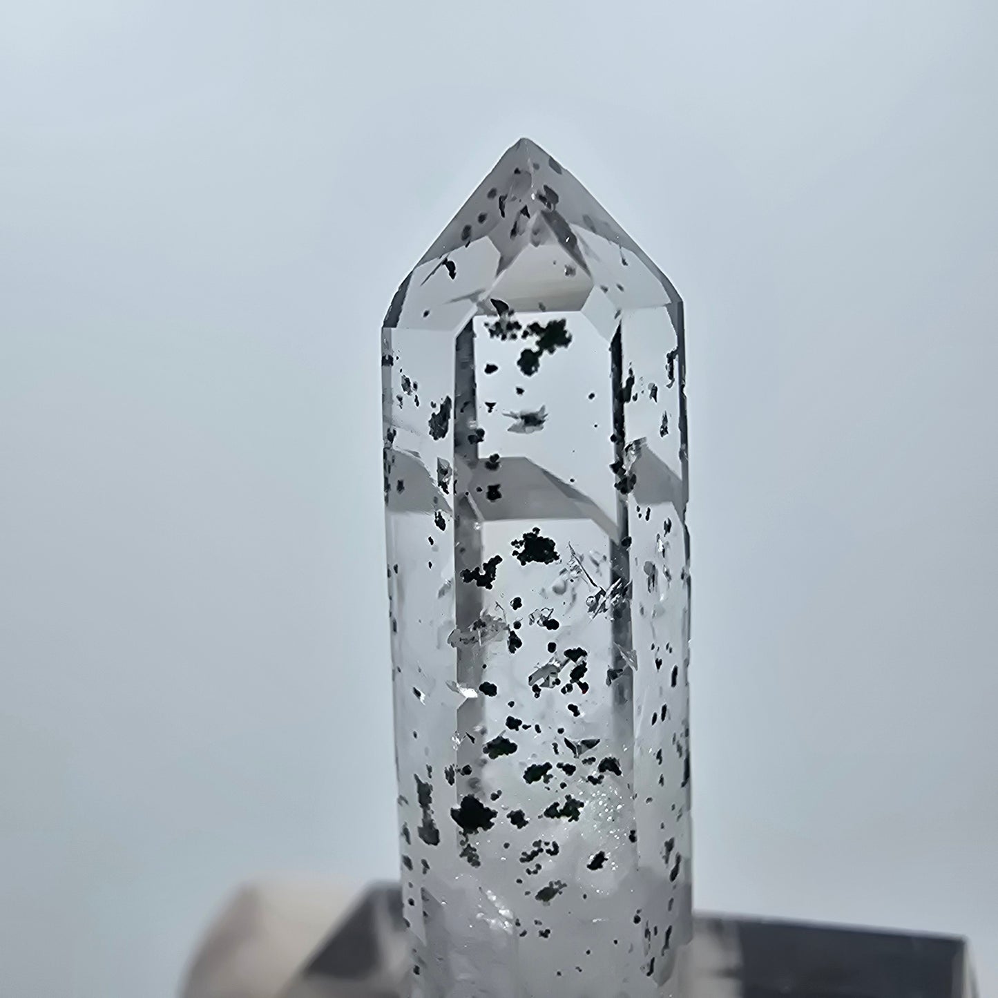 Quartz hématite transparent Point Streep Mine, Goboboseb, Namibie 34 x 9 x 9 mm 