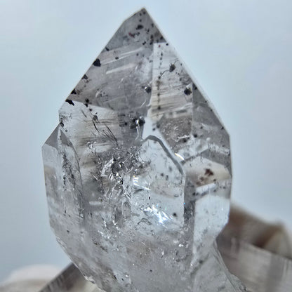 Quartz clair Harlequin Point Streep Mine, Goboboseb, Namibie, 30 x 19 x 11 mm 