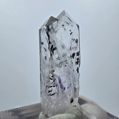 Quartz clair Harlequin Mine Point Streep, Goboboseb, Namibie 29 x 11 x 11 mm 