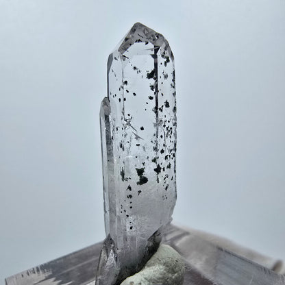 Quartz hématite transparent Point Streep Mine, Goboboseb, Namibie 34 x 9 x 9 mm 
