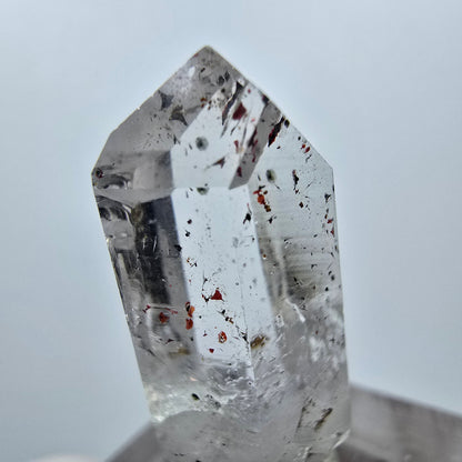 Quartz clair Harlequin Point Streep Mine, Goboboseb, Namibie, 31 x 12 x 10 mm 