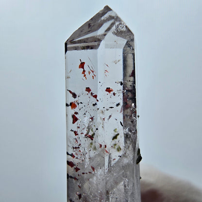 Quartz clair Harlequin Mine Point Streep, Goboboseb, Namibie 34 x 11 x 8 mm 
