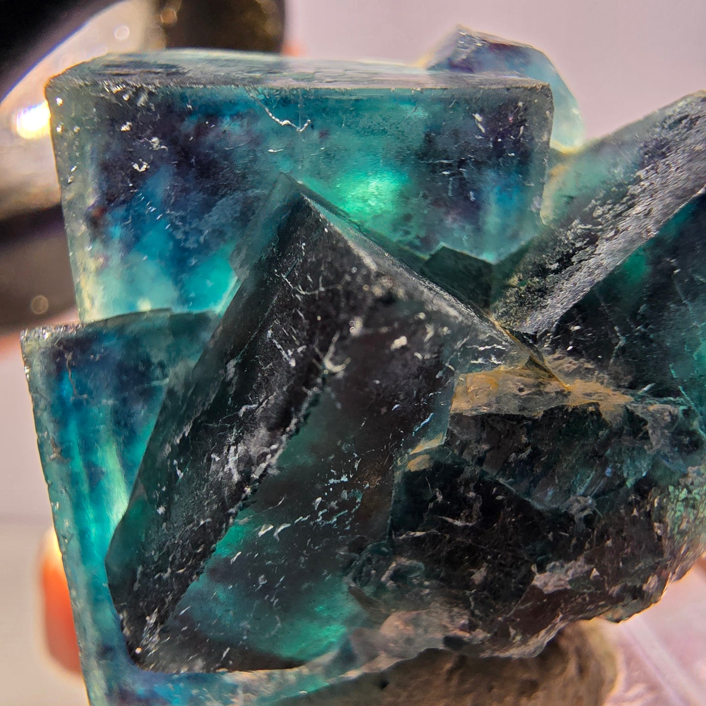Spécimen de cube de fluorite fantôme, poche papillon bleu-violet Okorusu Namibie 34 x 27 x 22 mm 