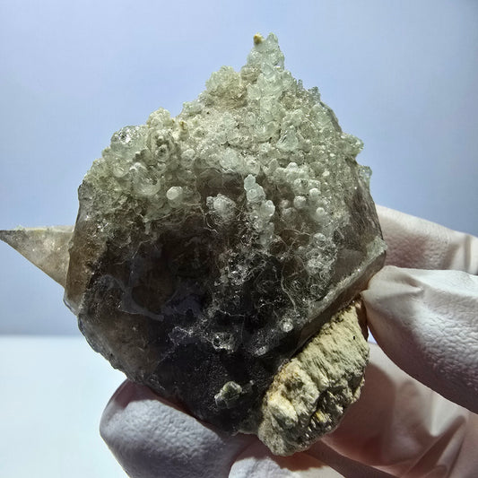 Spécimen rare d'opale hyalite, d'orthose et de quartz fumé (minéral visible aux UV), Erongo, Namibie, 51 x 49 x 28 mm 