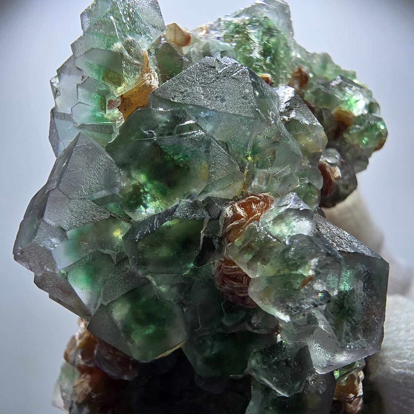 Phantom Fluorit Würfel, Hyalit, Muskovit (UV) Stufe Erongo, Namibia 70*63*36mm