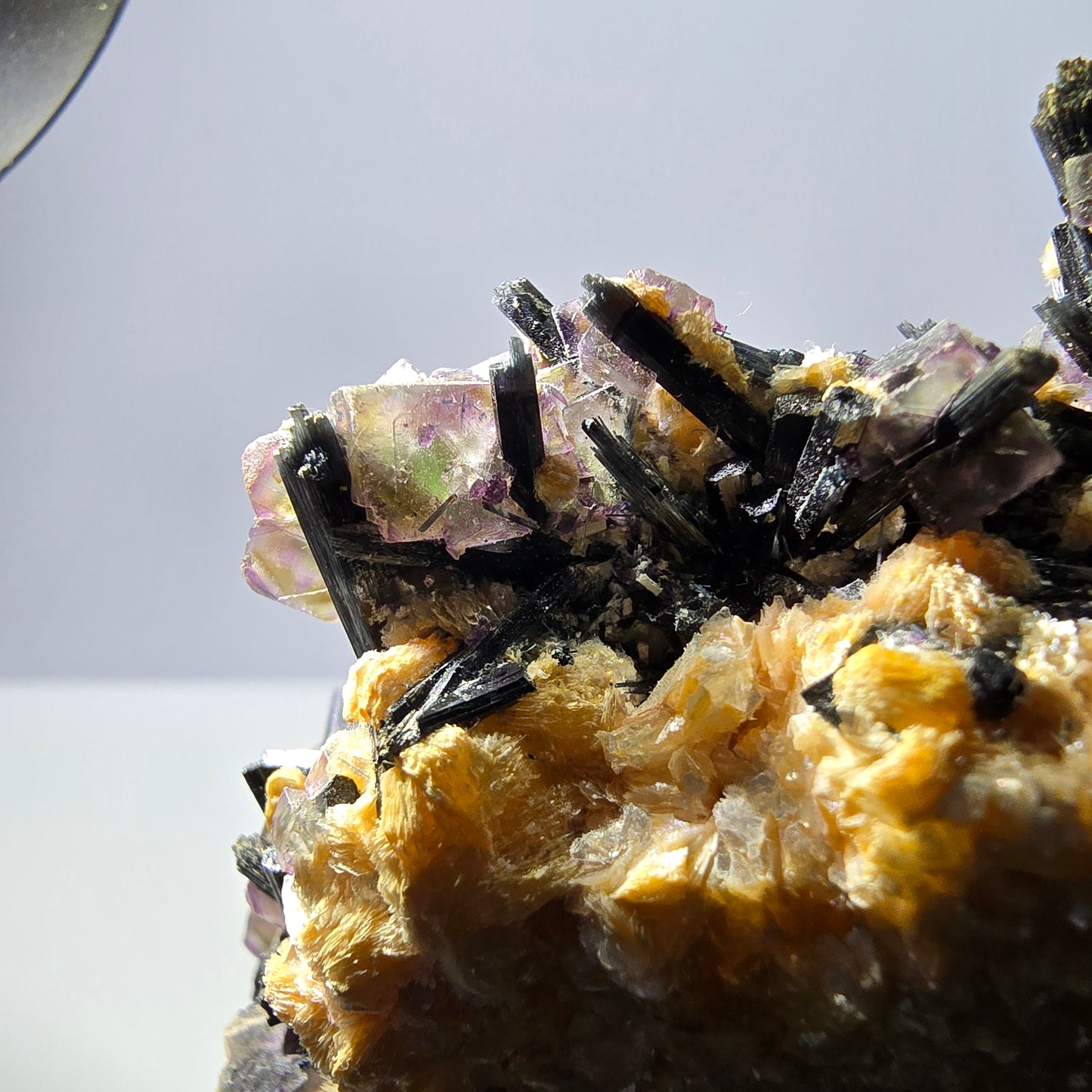 Fluorite fantôme colorée, tourmaline schol, hyalite, muscovite, Erongo, Namibie, 114 x 84 x 50 mm 