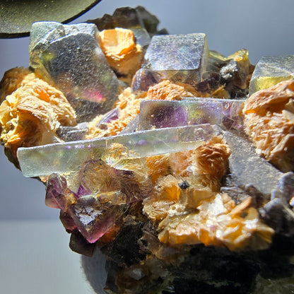 Fluorite fantôme colorée, tourmaline schol, hyalite, muscovite, Erongo, Namibie, 72 x 70 x 35 mm 