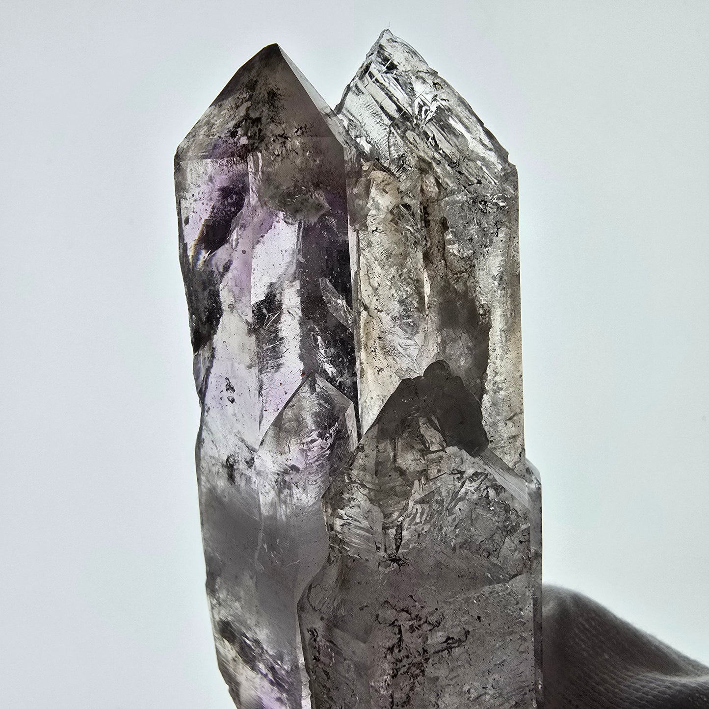 Gobo de poche Enhydro Skeleton Amethyst DT Scepter Valentine. Namibie 117 x 37 x 33 mm 