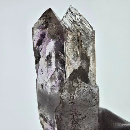 Gobo de poche Enhydro Skeleton Amethyst DT Scepter Valentine. Namibie 117 x 37 x 33 mm 