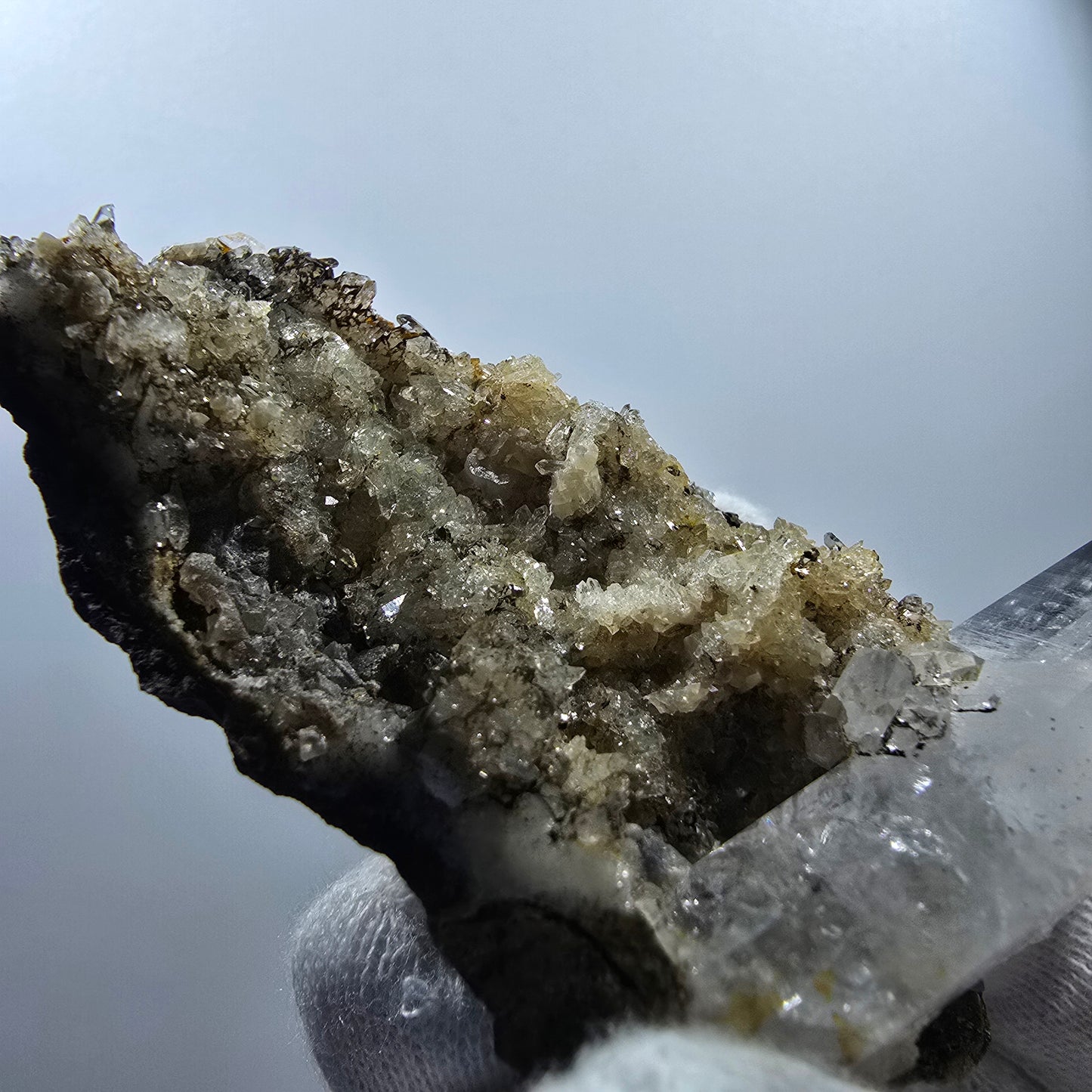 Quartz fumé fantôme, calcite UV sur matrice, spécimen Valentine Pocket Gobobs. Namibie, 68 x 59 x 45 mm. 