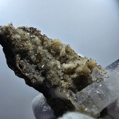 Quartz fumé fantôme, calcite UV sur matrice, spécimen Valentine Pocket Gobobs. Namibie, 68 x 59 x 45 mm. 
