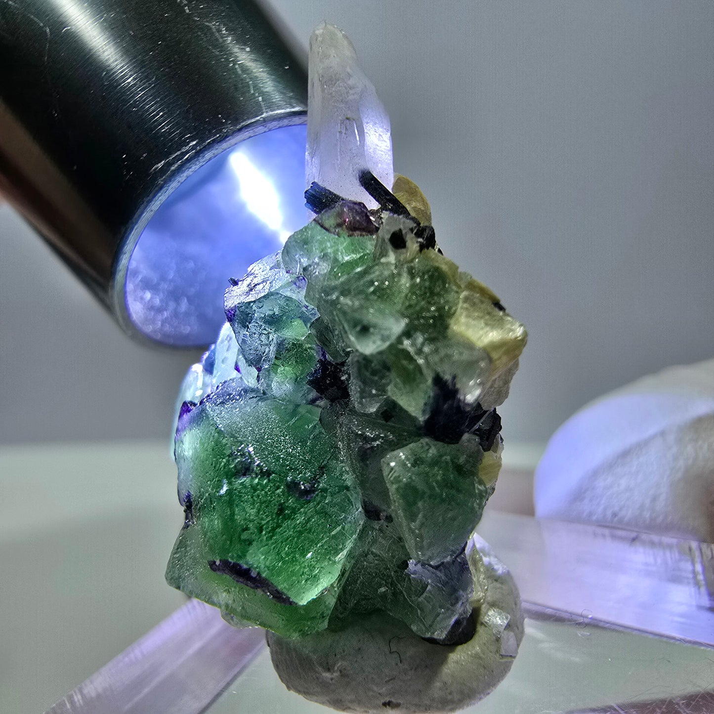 Cube de fluorite fantôme, quartz fumé, tourmaline schol, muscovite, Erongo, Namibie, 31 x 22 x 16 mm 