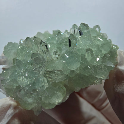 Spécimen de quartz, préhnite et calcite en forme d'étoile, mine Streep, Goboboseb, Namibie, 44 x 40 x 16 mm 