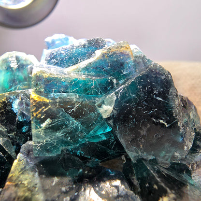 Rare spécimen de cube de fluorite fantôme, zonal – Nouvelle découverte ! Okorusu, Namibie, 67 x 62 x 27 mm 