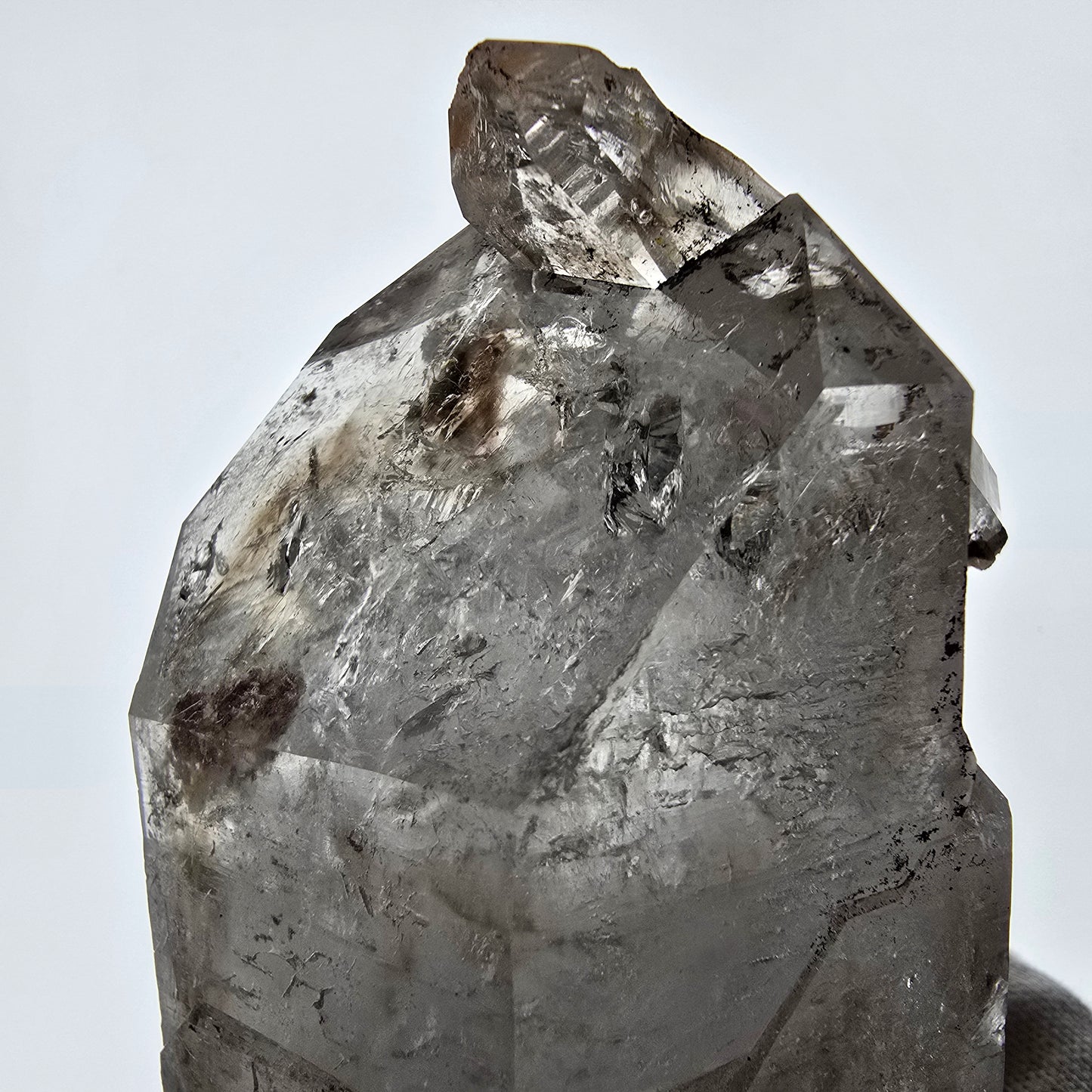 Sceptre DT Enhydro Skeleton Smoky Quartz, 2 gobos de poche Bubble Valentine. Namibie 126 x 66 x 50 mm 