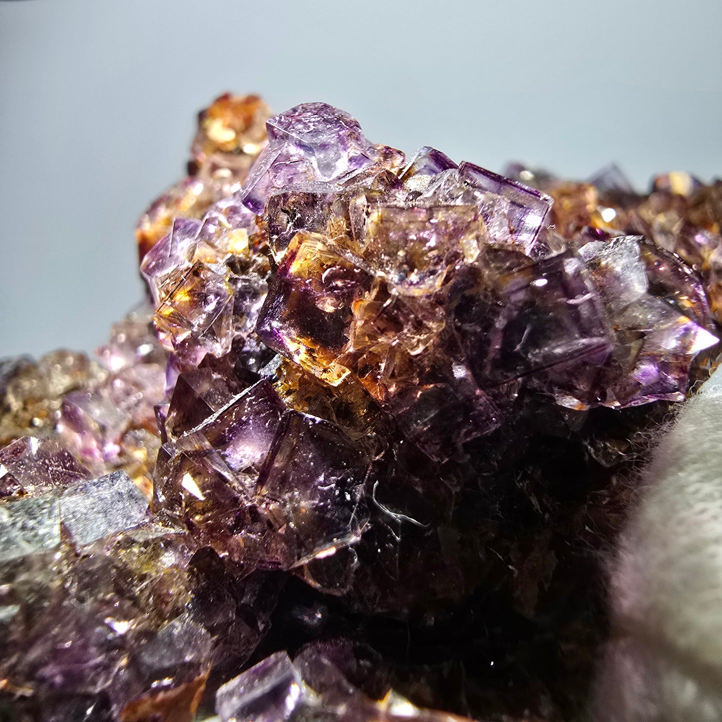 Grand spécimen de cube de fluorite fantôme, vert, jaune, violet, Okorusu, Namibie, 110 x 66 x 50 mm 