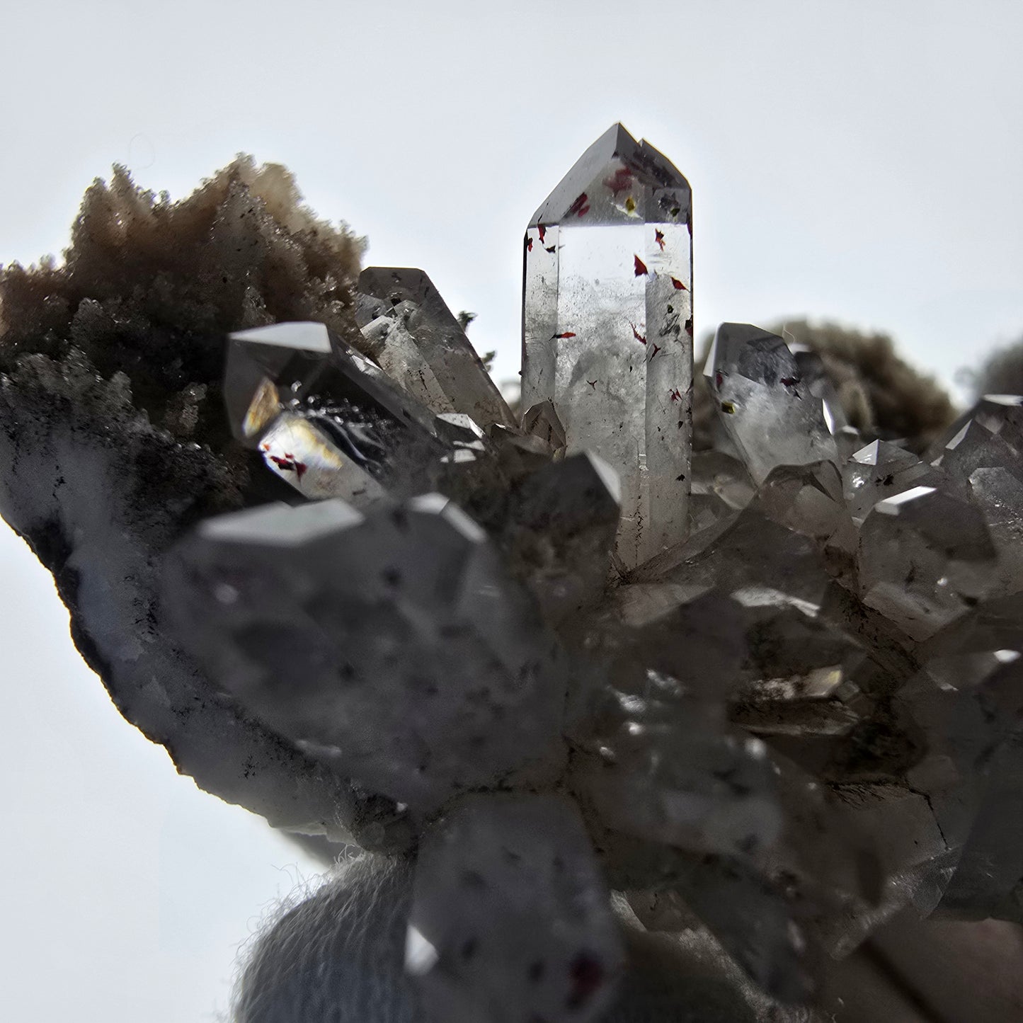 Quartz fumé Harlequin, spécimen de calcite UV, poche Valentine Goboboseb, Namibie, 79 x 63 x 34 mm 