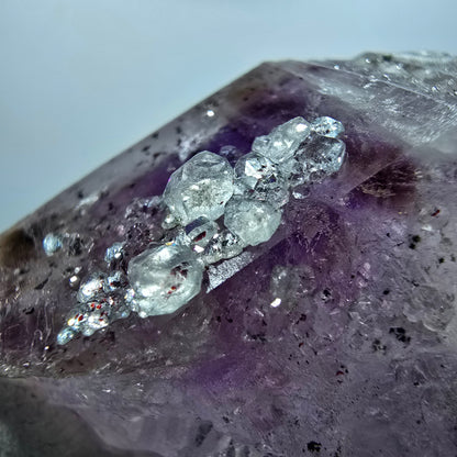 Harlekin Phantom Amethyst mit Analcim Stufe Streep Mine Gobob Namibia 66*54*35mm