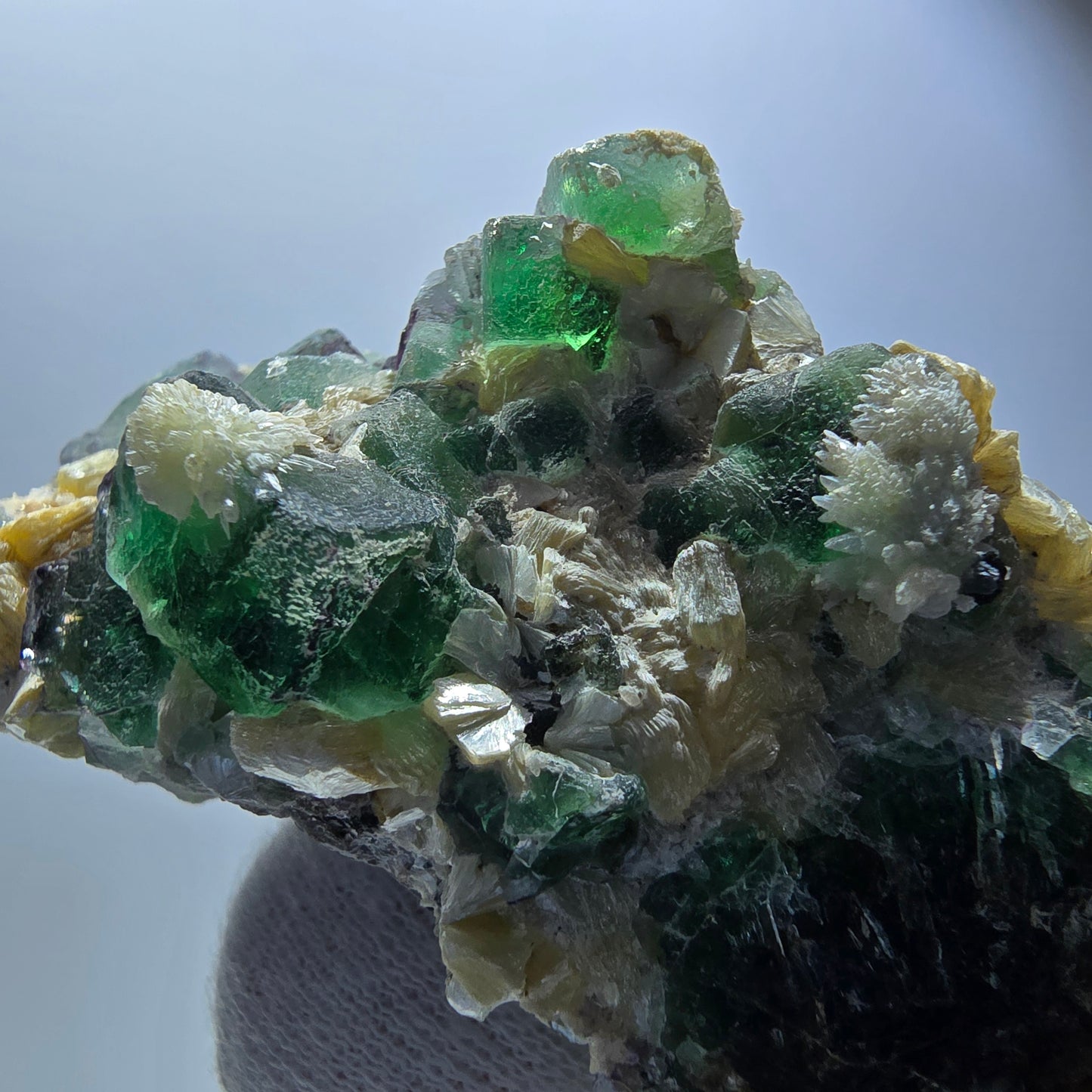 Rares cubes de fluorite fantôme, hyalite et spécimen de muscovite, Erongo, Namibie, 69 x 51 x 47 mm 