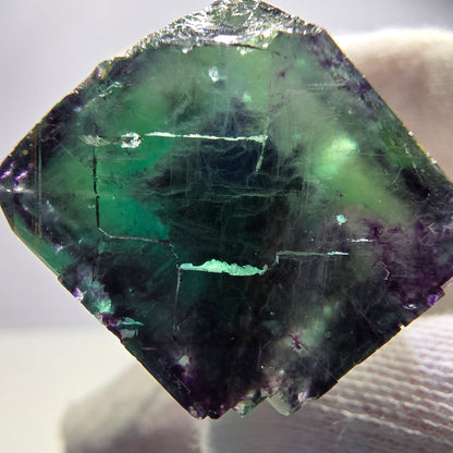 Cube de fluorite fantôme transparente, vert violet zonal, Okorusu, Namibie, 33 x 29 x 20 mm 