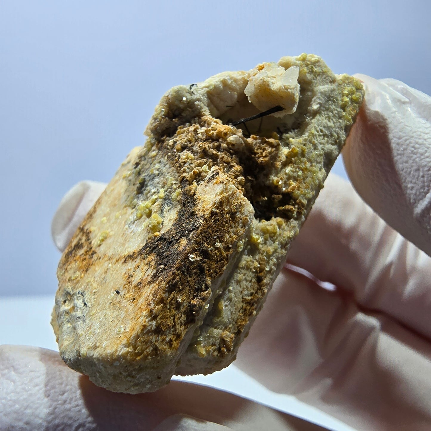 Rare spécimen d'orthose, de tourmaline schorl et de fluorite d'Erongo, Namibie, 46 x 26 x 17 mm 