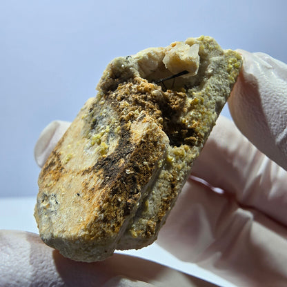 Rare spécimen d'orthose, de tourmaline schorl et de fluorite d'Erongo, Namibie, 46 x 26 x 17 mm 