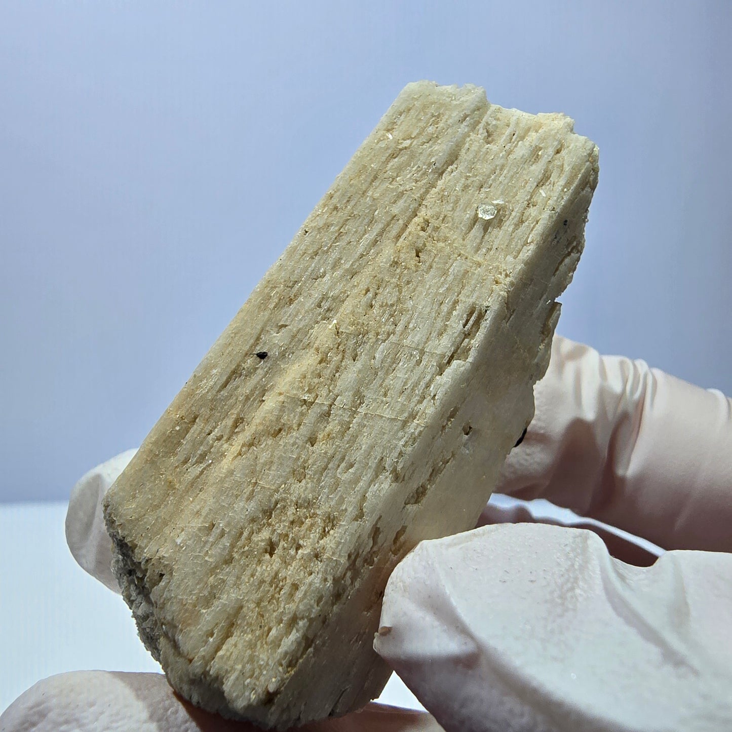 Spécimen rare d'opale hyalite, d'orthose et de tourmaline schorl provenant d'Erongo, en Namibie, 56*26*17 mm 