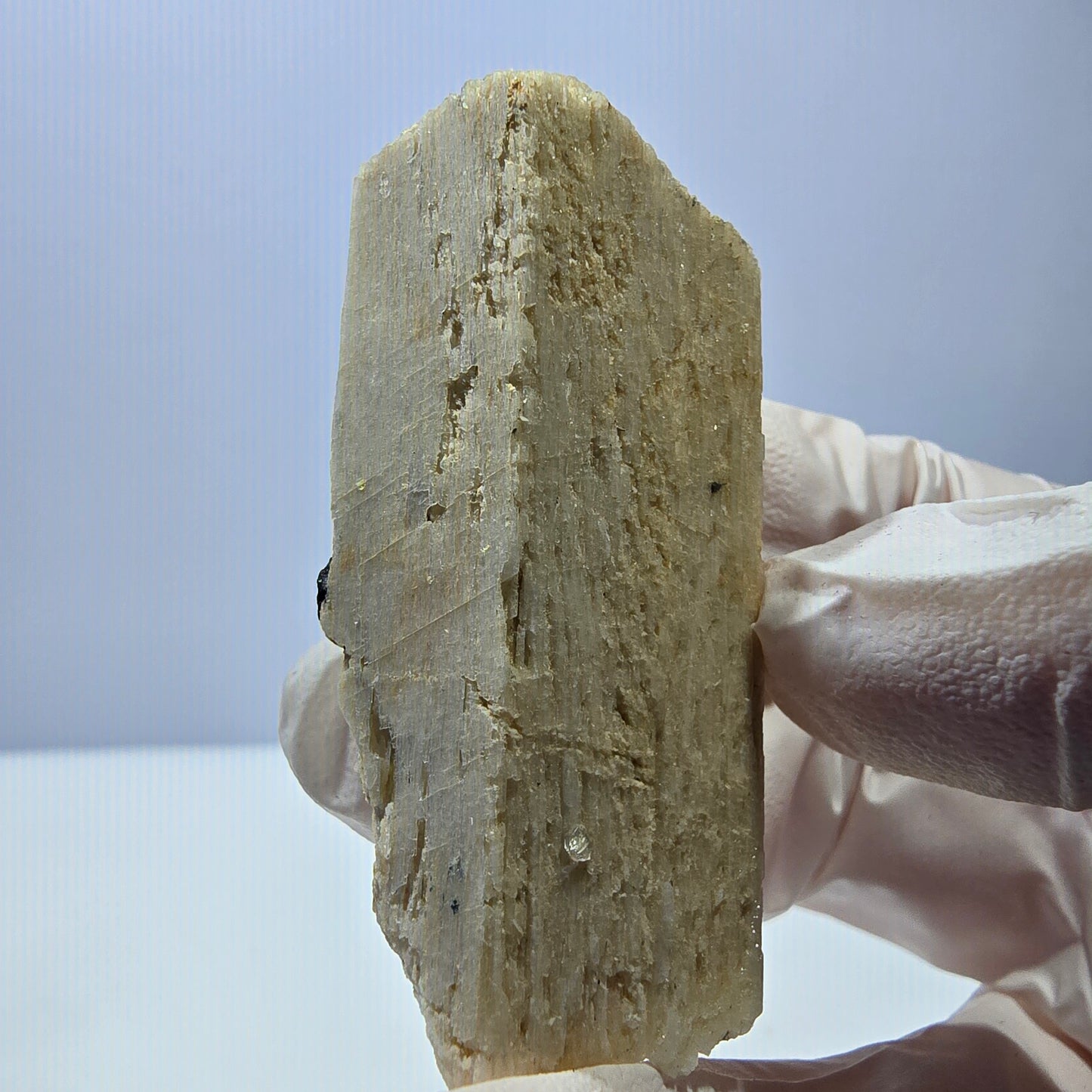 Spécimen rare d'opale hyalite, d'orthose et de tourmaline schorl provenant d'Erongo, en Namibie, 56*26*17 mm 