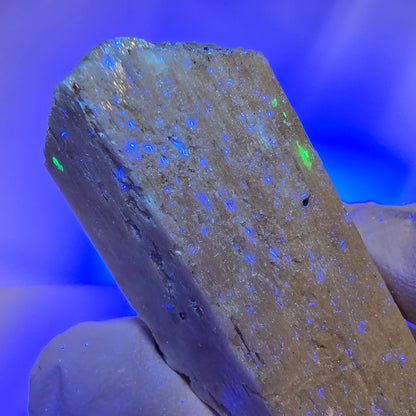 Spécimen rare d'opale hyalite, d'orthose et de tourmaline schorl provenant d'Erongo, en Namibie, 56*26*17 mm 