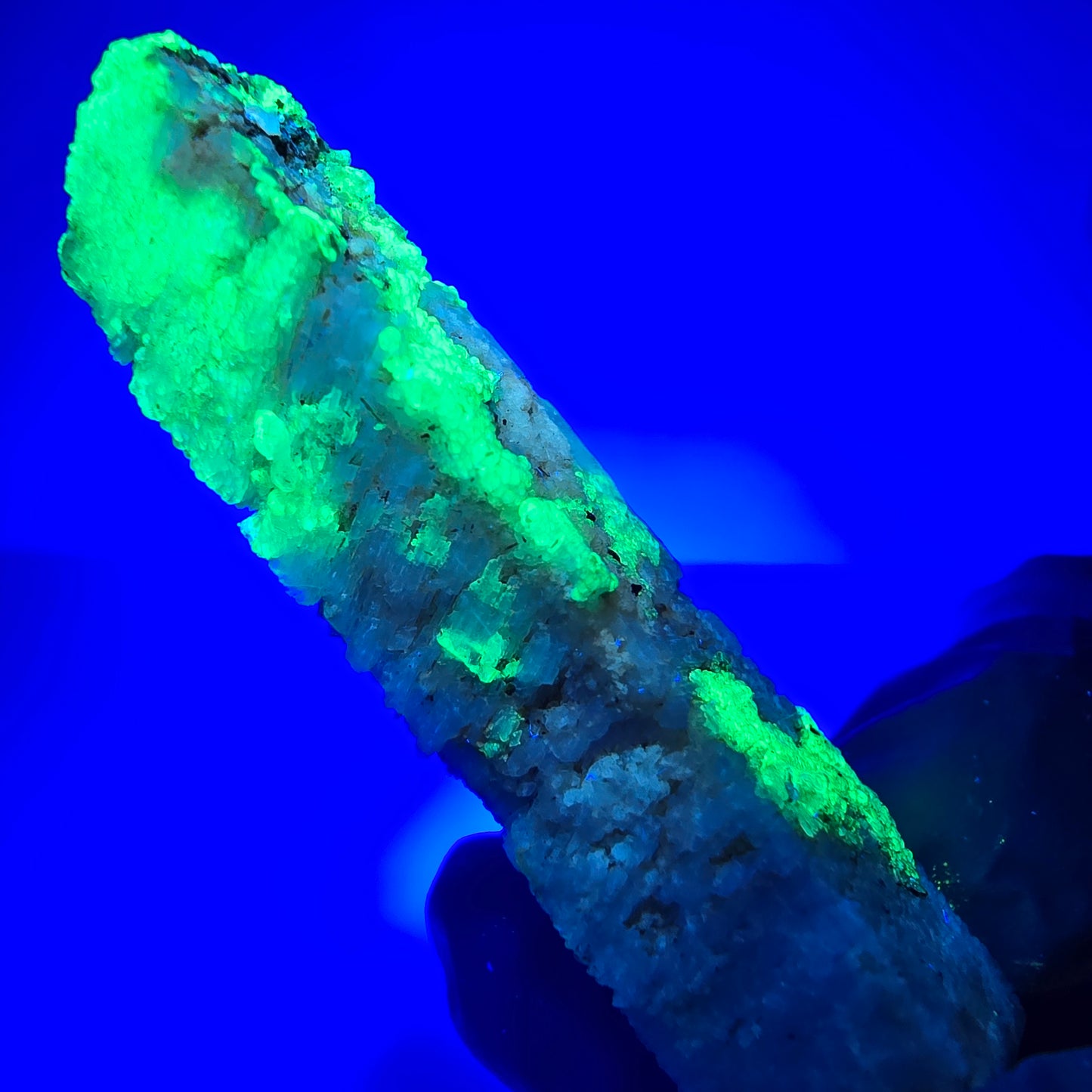 Opale hyalite rare, spécimen d'orthose (minéral UV) Erongo, Namibie 51*9*9mm 