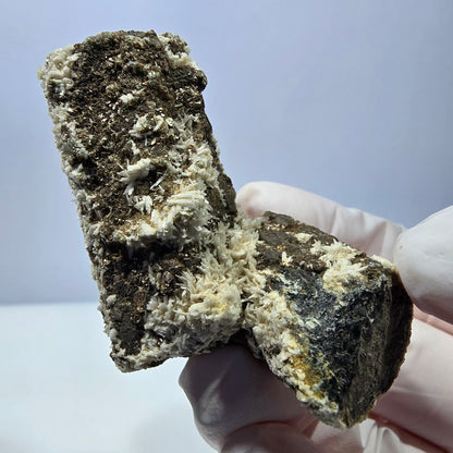 Spécimen rare de tourmaline schorl, hyalite, orthose et muscovite, Erongo, Namibie, 60 x 35 x 35 mm