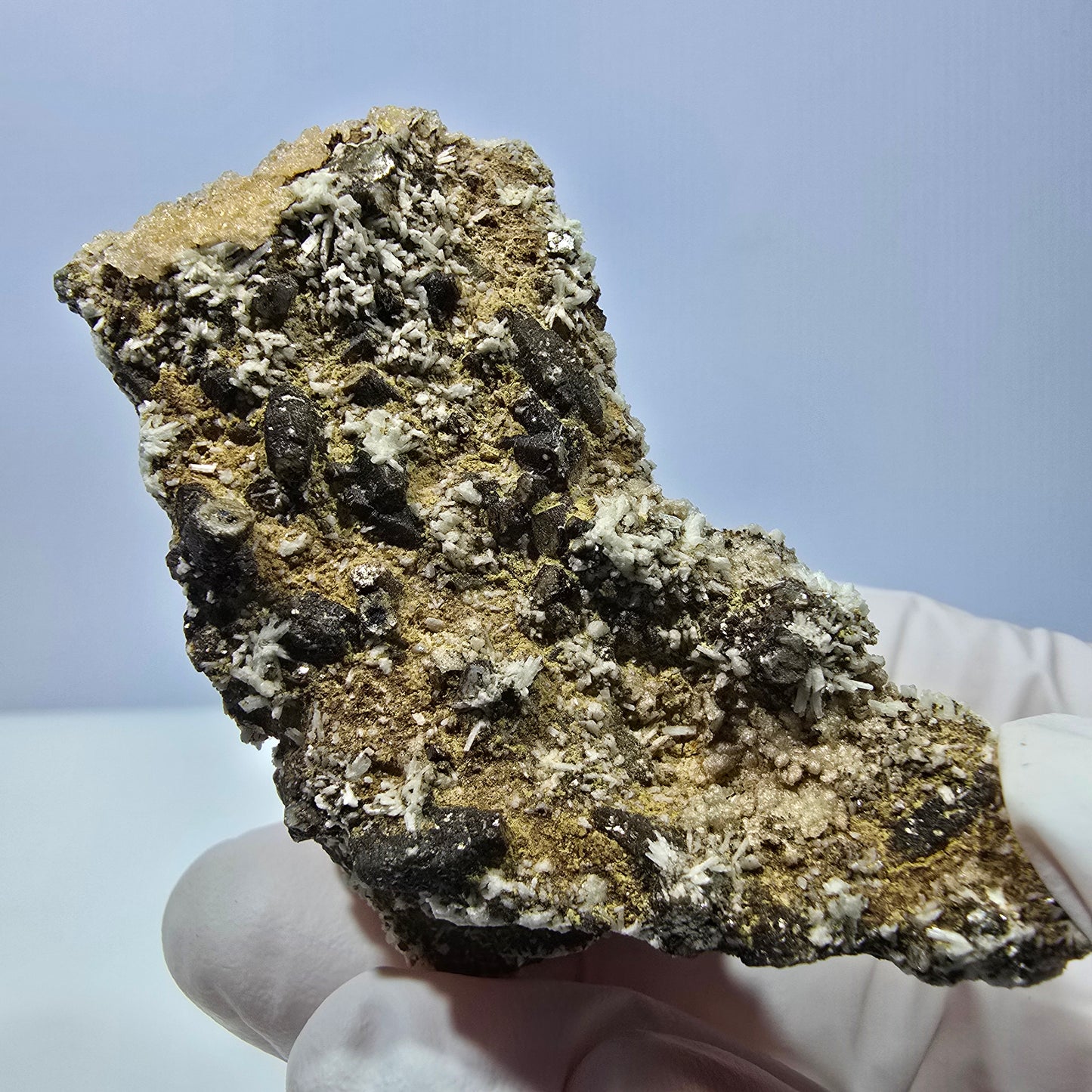 Spécimen rare de tourmaline schorl, hyalite, orthose et muscovite, Erongo, Namibie, 66 x 38 x 32 mm 