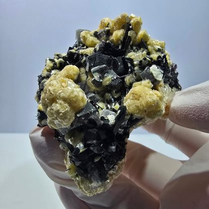 Spécimen de fluorite fantôme colorée, tourmaline schorl et muscovite d'Erongo, Namibie, 83 x 69 x 58 mm 