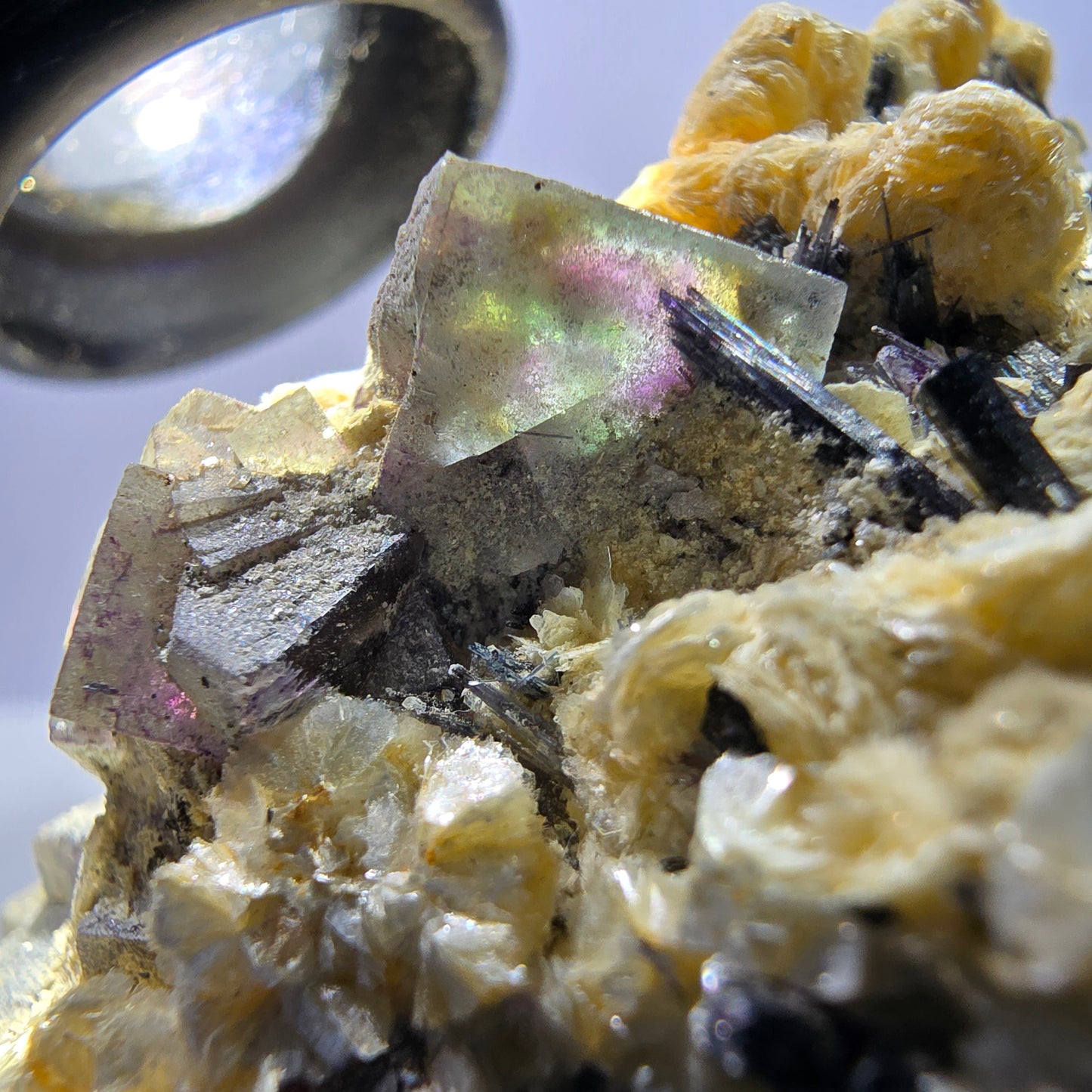 Spécimen de fluorite fantôme colorée, tourmaline schorl et muscovite d'Erongo, Namibie, 83 x 69 x 58 mm 