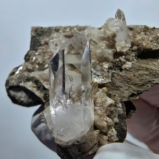 Quartz fumé fantôme transparent, hématite sur matrice étagée, Goboboseb, Namibie, 66 x 57 x 26 mm 