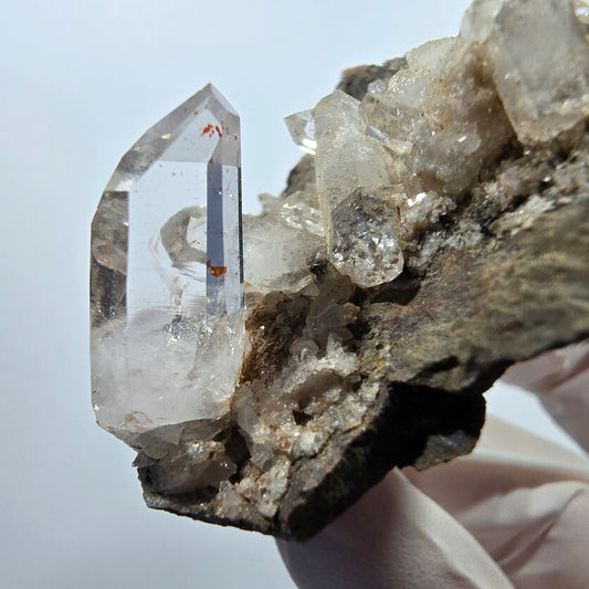 Quartz fumé fantôme transparent, hématite sur matrice étagée, Goboboseb, Namibie, 66 x 57 x 26 mm 