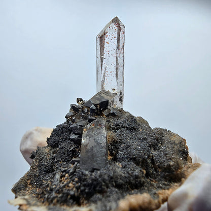 Klare Phantom Rauchquarz, Hämatit auf Matrix Stufe Goboboseb, Namibia 49*38*39mm