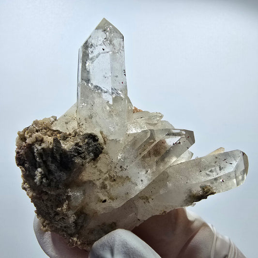 Quartz fumé fantôme transparent, hématite, chlorite sur matrice, spécimen de Goboboseb, Namibie, 56 x 52 x 26 mm 