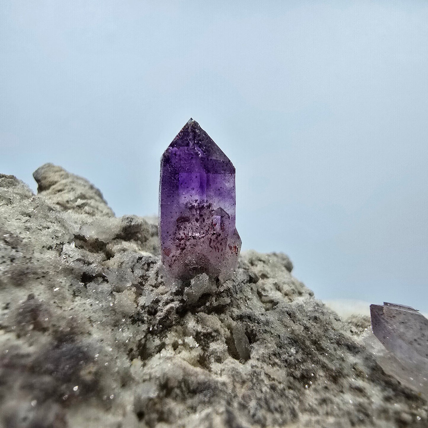Große Phantom Amethyst mit rotem Hämatit auf Matrix Stufe Goboboseb, Namibia 106*43*29mm