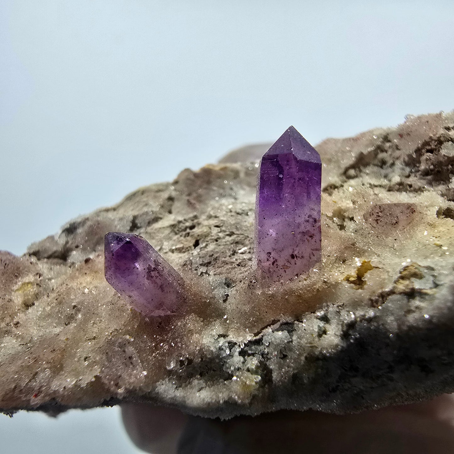 Große Phantom Amethyst mit rotem Hämatit auf Matrix Stufe Goboboseb, Namibia 106*43*29mm
